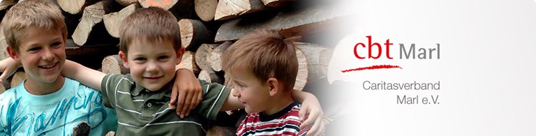Drei Kinder sitzen nebeneinander und lachen, mit Verbandslogo auf der rechten Seite