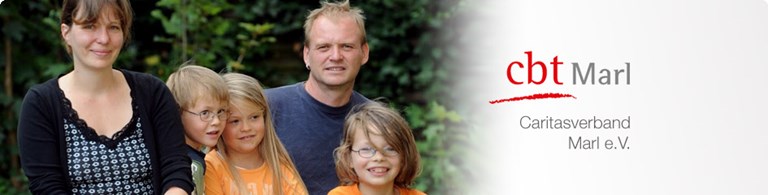 Eine junge, vierköpfige Famile lächelt. Banner mit Verbandslogo auf der rechten Seite